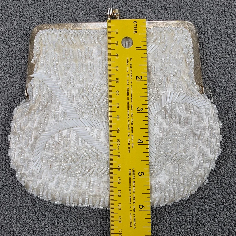 Vintage Richere by Walborg‎ White/Ivory Beaded Floral Kiss Lock Clutch